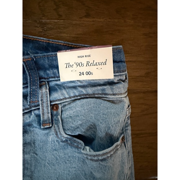 NWT Abercrombie & Fitch High Rise 90s Relaxed Jeans Light Wash Raw Hem - Picture 2 of 5